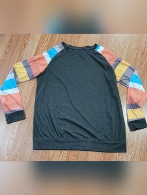 Charcoal Tee with Colorblock Stripe Raglan Sleeves Size XXL (Feels Like Large)